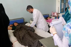 Một phụ nữ Afghanistan bị thương đang được điều trị. (Nguồn: AFP)