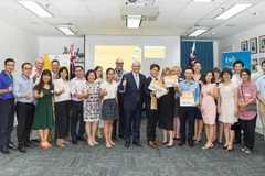 Các cựu sinh và sinh viên Việt Nam đang học tại Australia cùng đại diện ban tổ chức tại buổi lễ. (Nguồn: Đại sứ quán Việt Nam tại Hà Nội)