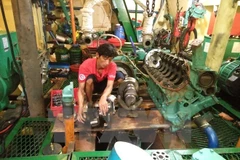 Tàu vỏ thép BĐ 99245 TS của ngư dân Trần Đình Sơn bị gãy trục máy. (Ảnh: Nguyên Linh/TTXVN)