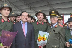 Ủy viên Bộ Chính trị, Bí thư Thành ủy Hà Nội Hoàng Trung Hải với các tân binh tại lễ giao nhận quân quận Ba Đình, Hà Nội. (Ảnh: Minh Huệ/TTXVN)