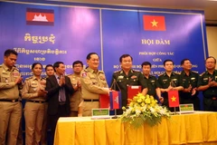 Ký thỏa thuận tăng cường phối hợp các công tác trên biên giới giữa Việt Nam và Campuchia. (Nguồn: TTXVN)