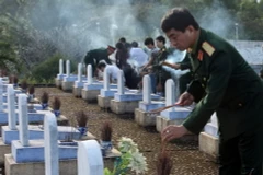 hắp hương viếng mộ các Anh hùng, Liệt sỹ tại Nghĩa trang Đường 9. (Ảnh: Trọng Đức/TTXVN)