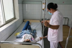 Cấp cứu cho bệnh nhân bị ngộ độc thực phẩm. (Ảnh minh họa. Nguồn: TTXVN)