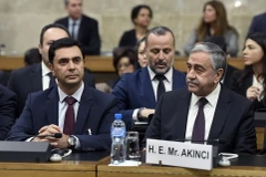 Lãnh đạo cộng đồng Cyprus gốc Thổ Nhĩ Kỳ Mustafa Akinci (phải, hàng đầu) tham dự cuộc hòa đàm về tái thống nhất đảo Cyprus ở Geneva, Thụy Sĩ ngày 12/1. (Nguồn: AFP/TTXVN)