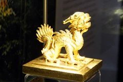 Trưng bày Ấn triện vàng của Hoàng đế Minh Mạng tại triển lãm. (Ảnh: Phạm Văn Thắng/TTXVN)