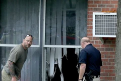 Các điều tra viên tại hiện trường vụ nổ. (Nguồn: AP)