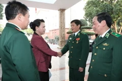 Chủ tịch Quốc hội Nguyễn Thị Kim Ngân với các lãnh đạo chủ chốt Bộ Tư lệnh Biên phòng. (Ảnh: Trọng Đức/TTXVN)