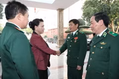 Chủ tịch Quốc hội Nguyễn Thị Kim Ngân với các lãnh đạo chủ chốt Bộ Tư lệnh Biên phòng. (Ảnh: Trọng Đức/TTXVN)