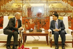 Chủ tịch Ủy ban Nhân dân thành phố Hà Nội Nguyễn Đức Chung tiếp ngài Pierre Baillet, Thư ký Thường trực Hiệp hội AIMF. (Ảnh: Phương Hoa/TTXVN)