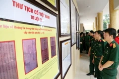 Các đại biểu, cán bộ, chiến sỹ và nhân dân trên địa bàn tham quan triển lãm. (Ảnh: Trung Kiên/TTXVN)