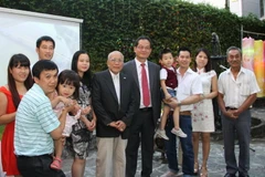 Đại sứ Nguyễn Đình Thao chụp ảnh cùng bà con Việt kiều. (Ảnh: Phương Lan/Vietnam+)