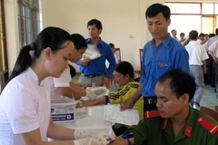 Hiến máu tình nguyện. (Ảnh: Thanh Long/TTXVN)