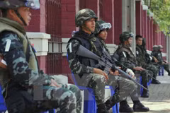 Binh sỹ Thái Lan tuần tra bên goài công viên Lumpini. (Ảnh: AFP/TTXVN)