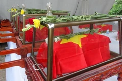 Hài cốt các liệt sỹ được tập kết về nghĩa trang. (Ảnh: Đức Thọ/TTXVN)