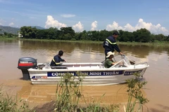 Lực lượng chức năng đưa phương tiện xuống sông tìm kiếm người mất tích. (Ảnh: Công Thử/TTXVN)