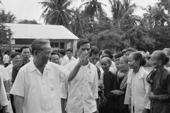 Tổng Bí thư Lê Duẩn thăm cán bộ, nhân dân xã Nhơn Hưng - xã Anh hùng của huyện Tịnh Biên (tỉnh An Giang) có nhiều thành tích trong chiến đấu chống Khmer Đỏ của chế độ diệt chủng Pol Pot (Campuchia), bảo vệ biên giới Tây Nam. (Ảnh: Văn Bảo/TTXVN)