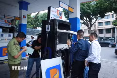 Một điểm bán xăng của Petrolimex tại Hà Nội. (Ảnh: TTXVN phát)