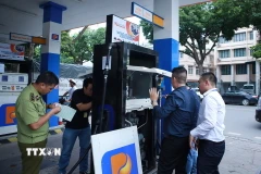 Một điểm bán xăng của Petrolimex tại Hà Nội. (Ảnh: TTXVN phát)