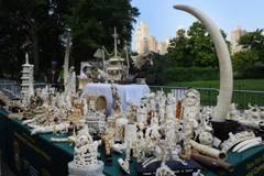 Các đồ tạo tác từ ngà voi bị tiêu hủy. (Nguồn: AFP)