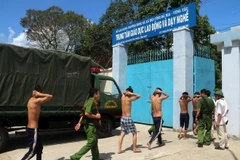 Một số học viên bỏ trốn được đưa về trại tập trung. (Ảnh: Đoàn Mạnh Dương/TTXVN)