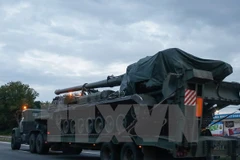 Xe quân sự của Ukraine trên một tuyến đường ở Kiev. (Nguồn: EPA/TTXVN)