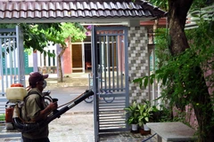 Phun thuốc diệt muỗi phòng sốt xuất huyết. (Nguồn: TTXVN)