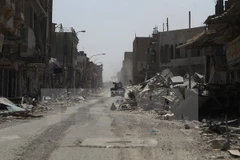 Lực lượng chống khủng bố Iraq tuần tra tại Thành cổ Mosul. (Nguồn: AFP/TTXVN)