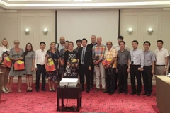 Các doanh nghiệp lữ hành Thụy Điển và lãnh đạo Sở Du lịch Hà Nội, các hiệp hội, doanh nghiệp du lịch Hà Nội chụp ảnh chung. (Ảnh: Đinh Thuận/TTXVN)