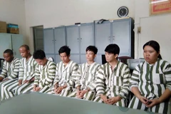 Các đối tượng lừa đảo qua mạng xã hội, chiếm đoạt tiền tỷ bị Công an Thành phố Hồ Chí Minh bắt giữ. (Nguồn: TTXVN)