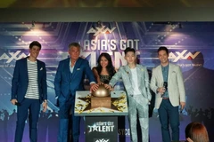 MC Alan Wong, các giám khảo David Foster, Anggun, Jay Park và MC Justin Bratton. (Nguồn: Vietnam+)