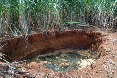 Hố sụt lún sâu 13 m tại xã Ngọc Phụng. (Ảnh: Trịnh Duy Hưng/TTXVN)