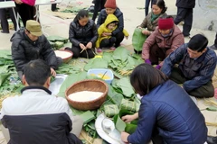 Gói bánh chưng ngày Tết. (Ảnh minh họa. Nguồn: TTXVN)