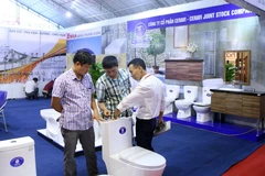 Khách tham quan triển lãm. (Ảnh: Hoàng Hùng/TTXVN)