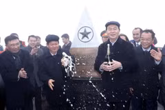 Chủ tịch nước Trần Đại Quang cùng các đại biểu chúc mừng Lễ thượng cờ thành công tốt đẹp tại cột mốc 3.143m. (Ảnh: Nhan Sáng/TTXVN)