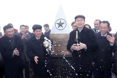 Chủ tịch nước Trần Đại Quang cùng các đại biểu chúc mừng Lễ thượng cờ thành công tốt đẹp tại cột mốc 3.143m. (Ảnh: Nhan Sáng/TTXVN)