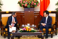 Phó Thủ tướng, Bộ trưởng Bộ Ngoại giao Phạm Bình Minh tiếp Thứ trưởng Bộ Ngoại giao Cộng hòa El Salvador Carlos Castaneda đang thăm và làm việc tại Việt Nam. (Ảnh: An Đăng/TTXVN)