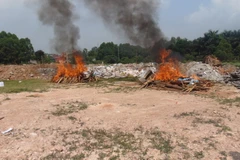 Tiêu hủy 265 bánh heroin và tang vật vụ án Tráng A Tàng và đồng bọn mua bán trái phép chất ma túy. (Ảnh: Thái Hùng/TTXVN)