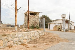 Lối vào đồn cảnh sát tại một căn cứ quân sự Anh ở đảo Cyprus. (Nguồn: The Sun)