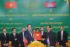 Quang cảnh lễ ký kết. (Ảnh: Phan Minh Hưng-Danh Chanh Đa/Vietnam+)