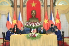 Chủ tịch nước Trần Đại Quang và Tổng thống Milos Zeman chứng kiến Lễ ký Hiệp định dẫn độ tội phạm bị kết án giữa hai nước. (Ảnh: Nhan Sáng/TTXVN)