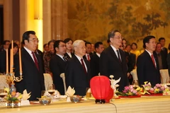  Tổng Bí thư Nguyễn Phú Trọng và Chủ tịch Chính hiệp Trung Quốc Du Chính Thanh cùng các đại biểu làm lễ chào cờ. (Ảnh: Trí Dũng/TTXVN)