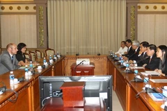 Chủ tịch UBND Thành phố Hồ Chí Minh Nguyễn Thành Phong tiếp ông Christian Hass, Giám đốc Quốc gia Ngân hàng Tái thiết Đức (KFW). (Ảnh: Thanh Vũ/TTXVN)