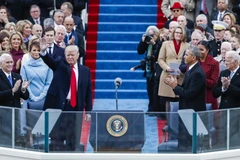 Tổng thống đắc cử Donald Trump (trái, hàng đầu) và Tổng thống mãn nhiệm Barack Obama (phải, hàng đầu) tại lễ tuyên thệ ở Washington, DC, ngày 20/1. (Nguồn: EPA/TTXVN)