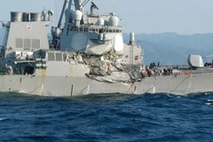 Tàu khu trục USS Fitzgerald của Mỹ bị hư hại sau vụ va chạm với tàu vận tải ACX Crystal ở ngoài khơi Yokosuka, Nhật Bản ngày 17/6. (Nguồn: EPA/TTXVN)