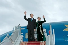 Chủ tịch nước Trần Đại Quang và Phu nhân tại sân bay Quốc tế Minsk. (Ảnh: Nhan Sáng/TTXVN)