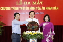 Ông Nguyễn Hòa Bình, Bí thư Trung ương Đảng, Bí thư Ban Cán sự Đảng, Chánh án Tòa án Nhân dân Tối cao và các đại biểu thực hiện nghi thức tại Lễ ra mắt. (Ảnh: Doãn Tấn/TTXVN)