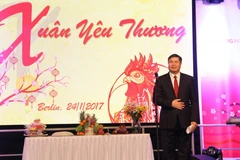 Đại sứ Việt Nam tại Đức Đoàn Xuân Hưng phát biểu khai mạc chương trình Xuân yêu thương. (Ảnh: Phạm Văn Thắng/Vietnam+)