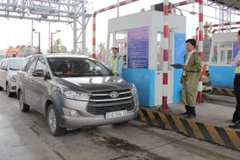 Chủ xe dùng tiền lẻ mua vé qua trạm Cai Lậy gây ùn tắc nghiêm trọng