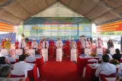 Các đại biểu nhấn nút khởi công. (Ảnh: Nguyễn Thành/TTXVN)