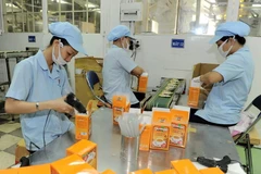 Đóng gói sản phẩm cà phê tan Vinacafe. (Ảnh: Kim Phương/TTXVN)